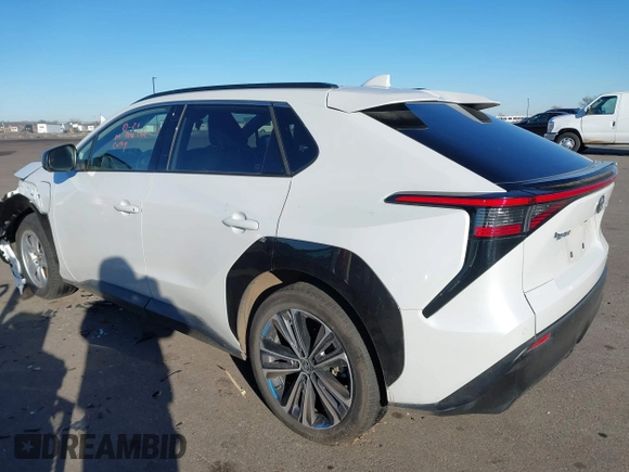 2023 Toyota bZ4X XLE z VIN JTMABACA5PA035744, wystawiony jako IAAI lot #41264742 z przebiegiem 27 792 mil mil oraz . Historia ofert i sprzedaży dostępna na DreamBid. Obrazek 3.