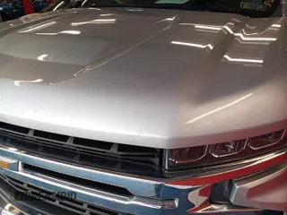 2020 Chevrolet Silverado 1500 LT z VIN 1GCUYDED0LZ307441, wystawiony jako IAAI lot #42402555 z przebiegiem 127 356 mil mil oraz . Historia ofert i sprzedaży dostępna na DreamBid. Obrazek 1.