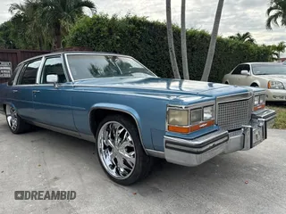 1988 Cadillac Brougham z VIN 1G6DW51Y1J9710932, wystawiony jako Copart lot #82010974 z przebiegiem 72 122 mil mil oraz Tytuł czysty. Historia ofert i sprzedaży dostępna na DreamBid. Obrazek 1.