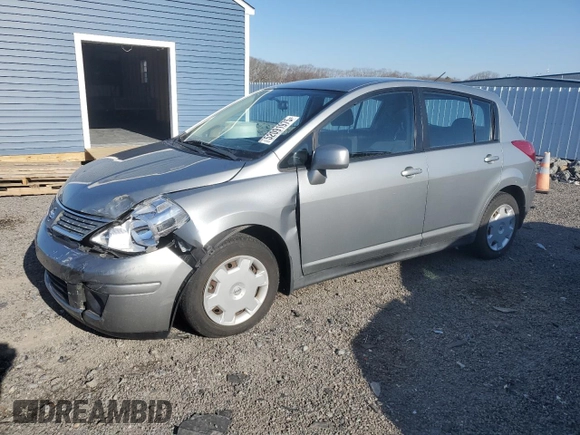2009 Nissan Versa S z VIN 3N1BC13E29L501164, wystawiony jako Copart lot #52091975 z przebiegiem 95 963 mil mil oraz Czysty tytuł • Clean title. Historia ofert i sprzedaży dostępna na DreamBid. Obrazek 1.
