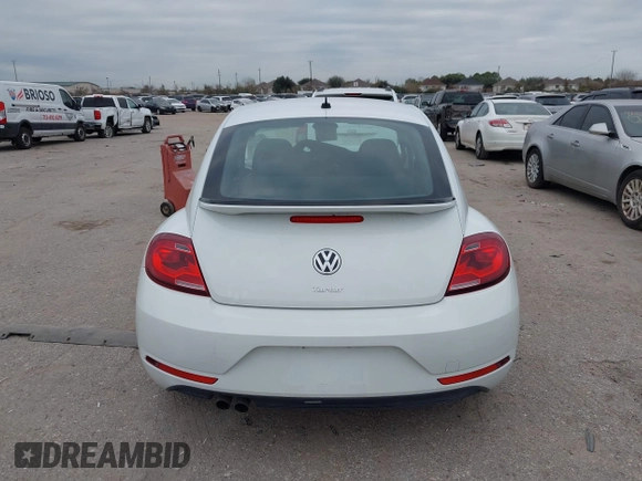 2018 Volkswagen Beetle S z VIN 3VWFD7AT4JM701569, wystawiony jako IAAI lot #41106340 z przebiegiem 78 754 mil mil oraz . Historia ofert i sprzedaży dostępna na DreamBid. Obrazek 17.
