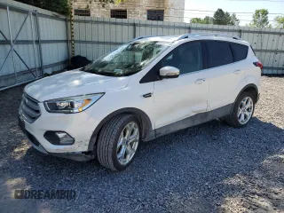 2019 Ford Escape Titanium z VIN 1FMCU9J97KUC57022, wystawiony jako Copart lot #62282975 z przebiegiem 72 844 mil mil oraz Czysty tytuł • Clean title. Historia ofert i sprzedaży dostępna na DreamBid. Obrazek 1.