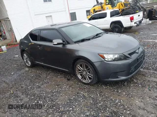 2011 Scion tC z VIN JTKJF5C74B3010646, wystawiony jako IAAI lot #42236595 z przebiegiem 327 153 mil mil oraz . Historia ofert i sprzedaży dostępna na DreamBid. Obrazek 1.