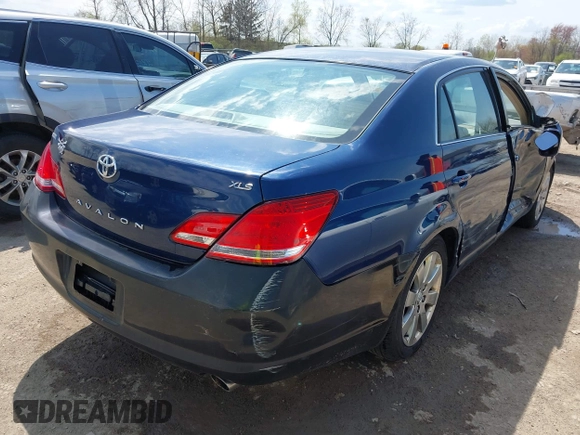 2007 Toyota Avalon XL z VIN 4T1BK36B47U181177, wystawiony jako IAAI lot #42104757 z przebiegiem 391 116 mil mil oraz . Historia ofert i sprzedaży dostępna na DreamBid. Obrazek 4.