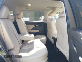 2023 Toyota Highlander L z VIN 5TDKDRAH6PS039527, wystawiony jako IAAI lot #42165200 z przebiegiem 27 350 mil mil oraz . Historia ofert i sprzedaży dostępna na DreamBid. Obrazek 8.