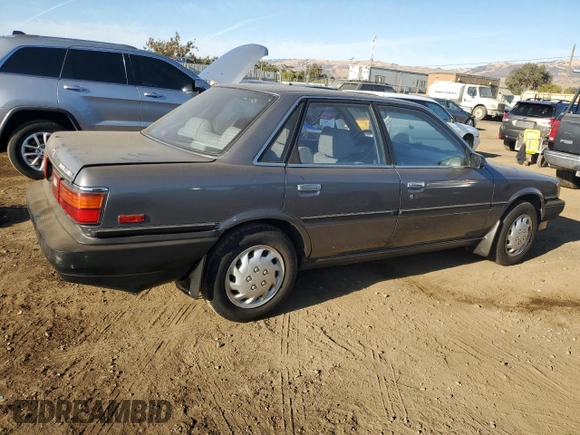 1989 Toyota Camry z VIN JT2SV21E8K0314703, wystawiony jako Copart lot #76053194 z przebiegiem 124 873 mil mil oraz Nie do naprawy • Non repairable. Historia ofert i sprzedaży dostępna na DreamBid. Obrazek 3.
