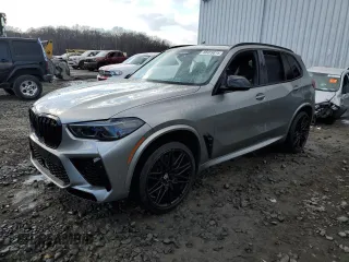 2023 BMW X5 M z VIN 5YMJU0C02P9N97072, wystawiony jako Copart lot #88469815 z przebiegiem 22 395 mil mil oraz Szkody całkowita. Historia ofert i sprzedaży dostępna na DreamBid. Obrazek 1.