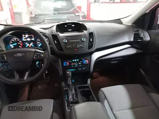 2017 Ford Escape SE z VIN 1FMCU0GD9HUD67764, wystawiony jako IAAI lot #42566602 z przebiegiem 111 244 mil mil oraz . Historia ofert i sprzedaży dostępna na DreamBid. Obrazek 20.
