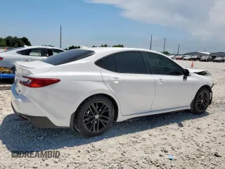 2025 Toyota Camry LE z VIN 4T1DAACK2SU556335, wystawiony jako Copart lot #57317485 z przebiegiem 3 410 mil mil oraz Szkoda całkowita • Salvage title. Historia ofert i sprzedaży dostępna na DreamBid. Obrazek 3.