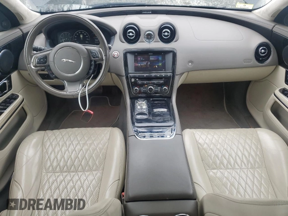 2017 Jaguar XJ Portfolio z VIN SAJWJ2GD3H8W10775, wystawiony jako Copart lot #59276325 z przebiegiem 90 345 mil mil oraz Szkoda całkowita • Salvage title. Historia ofert i sprzedaży dostępna na DreamBid. Obrazek 8.