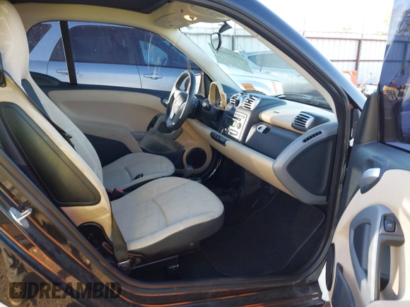 2009 Smart fortwo Pure z VIN WMEEJ31X99K292492, wystawiony jako IAAI lot #41029051 z przebiegiem 57 741 mil mil oraz . Historia ofert i sprzedaży dostępna na DreamBid. Obrazek 5.