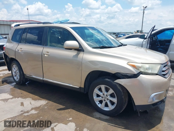 2011 Toyota Highlander z VIN 5TDBK3EH2BS042799, wystawiony jako IAAI lot #39900598 z przebiegiem 232 331 mil mil oraz . Historia ofert i sprzedaży dostępna na DreamBid. Obrazek 1.