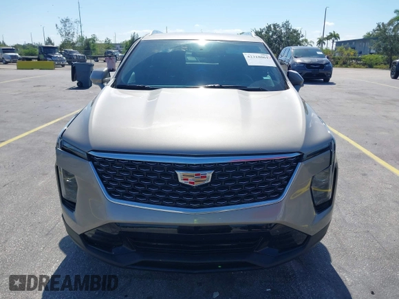 2025 Cadillac XT4 FWD Premium Luxury z VIN 1GYFZCR41SF152998, wystawiony jako IAAI lot #42318061 z przebiegiem 9521 mil mil oraz . Historia ofert i sprzedaży dostępna na DreamBid. Obrazek 12.