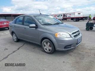 2010 Chevrolet Aveo 1LT z VIN KL1TD5DE0AB047630, wystawiony jako IAAI lot #42209037 z przebiegiem 106 483 mil mil oraz . Historia ofert i sprzedaży dostępna na DreamBid. Obrazek 1.