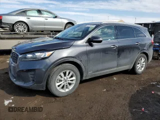 2019 Kia Sorento LX z VIN 5XYPGDA34KG440570, wystawiony jako Copart lot #46304955 z przebiegiem 92 223 mil mil oraz Szkoda całkowita • Salvage title. Historia ofert i sprzedaży dostępna na DreamBid. Obrazek 1.