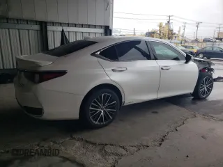 2022 Lexus ES 300h z VIN 58ADA1C15NU023464, wystawiony jako Copart lot #49334875 z przebiegiem 68 480 mil mil oraz Szkoda całkowita • Salvage title. Historia ofert i sprzedaży dostępna na DreamBid. Obrazek 3.