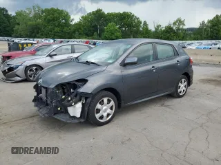 2009 Toyota Matrix S z VIN 2T1LE40E49C011605, wystawiony jako Copart lot #62895715 z przebiegiem 96 378 mil mil oraz Szkoda całkowita • Salvage title. Historia ofert i sprzedaży dostępna na DreamBid. Obrazek 1.
