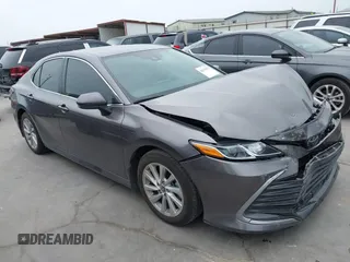 2024 Toyota Camry LE z VIN 4T1C11AK4RU247944, wystawiony jako IAAI lot #42139079 z przebiegiem 19 418 mil mil oraz . Historia ofert i sprzedaży dostępna na DreamBid. Obrazek 1.