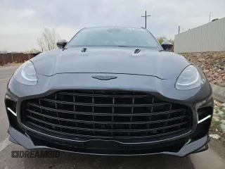 2023 Aston Martin DBX 707 z VIN SD7VUJBW8PTV08579, wystawiony jako Copart lot #45496975 z przebiegiem 10 769 mil mil oraz Szkody całkowita. Historia ofert i sprzedaży dostępna na DreamBid. Obrazek 5.