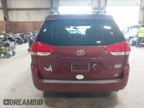 2013 Toyota Sienna XLE z VIN 5TDDK3DCXDS053048, wystawiony jako IAAI lot #42163668 z przebiegiem 104 765 mil mil oraz . Historia ofert i sprzedaży dostępna na DreamBid. Obrazek 16.