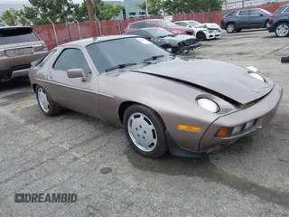 1983 Porsche 928 z VIN WP0JB0928DS860094, wystawiony jako IAAI lot #42106022 z przebiegiem 121 873 mil mil oraz . Historia ofert i sprzedaży dostępna na DreamBid. Obrazek 1.
