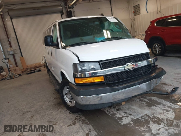 2018 Chevrolet Express Passenger LT z VIN 1GAZGPFG3J1267167, wystawiony jako IAAI lot #42320536 z przebiegiem 81 068 mil mil oraz . Historia ofert i sprzedaży dostępna na DreamBid. Obrazek 1.