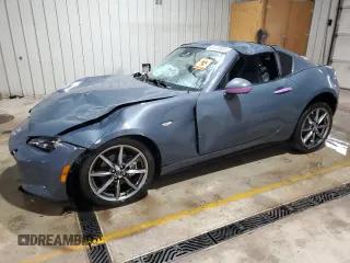 2021 Mazda MX-5 Miata Grand Touring z VIN JM1NDAM74M0456239, wystawiony jako Copart lot #46120505 z przebiegiem Nie podano mil oraz Nie do naprawy • Non repairable. Historia ofert i sprzedaży dostępna na DreamBid. Obrazek 1.