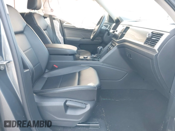 2022 Volkswagen Atlas SE z VIN 1V2HR2CA4NC523017, wystawiony jako IAAI lot #41754371 z przebiegiem 23 745 mil mil oraz . Historia ofert i sprzedaży dostępna na DreamBid. Obrazek 5.