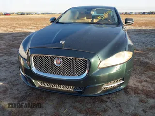 2015 Jaguar XJ Portfolio z VIN SAJWA2GZ3F8V85384, wystawiony jako IAAI lot #40605684 z przebiegiem Nie podano mil oraz . Historia ofert i sprzedaży dostępna na DreamBid. Obrazek 6.