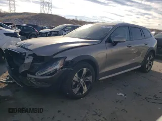 2021 Volvo V60 z VIN YV4102WK0M1071558, wystawiony jako Copart lot #84513674 z przebiegiem 31 293 mil mil oraz Szkoda całkowita • Salvage title. Historia ofert i sprzedaży dostępna na DreamBid. Obrazek 1.