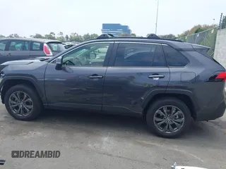 2024 Toyota RAV4 Hybrid XLE Premium z VIN JTMB6RFV5RJ059437, wystawiony jako IAAI lot #42485203 z przebiegiem 4 200 mil mil oraz . Historia ofert i sprzedaży dostępna na DreamBid. Obrazek 15.