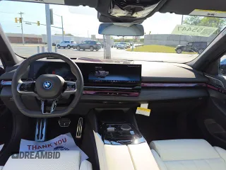 2024 BMW i5 eDrive40 z VIN WBY33FK03RCR31834, wystawiony jako Copart lot #76007834 z przebiegiem 60 mil mil oraz Szkody całkowita. Historia ofert i sprzedaży dostępna na DreamBid. Obrazek 8.