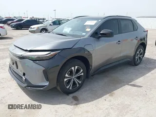 2024 Toyota bZ4X XLE z VIN JTMAAAAA9RA051518, wystawiony jako IAAI lot #42258363 z przebiegiem 2 866 mil mil oraz . Historia ofert i sprzedaży dostępna na DreamBid. Obrazek 2.