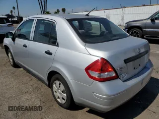 2009 Nissan Versa 1.6 z VIN 3N1CC11E09L445460, wystawiony jako Copart lot #74360764 z przebiegiem 202 122 mil mil oraz Szkoda całkowita • Salvage title. Historia ofert i sprzedaży dostępna na DreamBid. Obrazek 2.