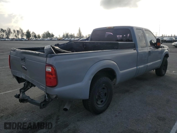 2013 Ford F-250 XL z VIN 1FT7X2A66DEB77282, wystawiony jako Copart lot #84869404 z przebiegiem 283 377 mil mil oraz Czysty tytuł • Clean title. Historia ofert i sprzedaży dostępna na DreamBid. Obrazek 3.