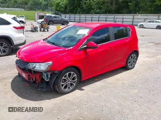 2018 Chevrolet Sonic LT z VIN 1G1JD6SH6J4120998, wystawiony jako IAAI lot #42270614 z przebiegiem 56 587 mil mil oraz . Historia ofert i sprzedaży dostępna na DreamBid. Obrazek 2.