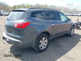 2011 Chevrolet Traverse 1LT z VIN 1GNKRGED1BJ359820, wystawiony jako IAAI lot #42095000 z przebiegiem 80 117 mil mil oraz . Historia ofert i sprzedaży dostępna na DreamBid. Obrazek 4.