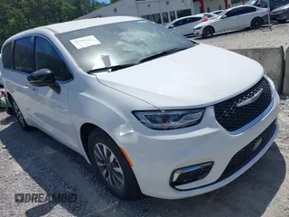 2025 Chrysler Pacifica Hybrid Select z VIN 2C4RC1S72SR577488, wystawiony jako IAAI lot #42320165 z przebiegiem 3 347 mil mil oraz . Historia ofert i sprzedaży dostępna na DreamBid. Obrazek 1.