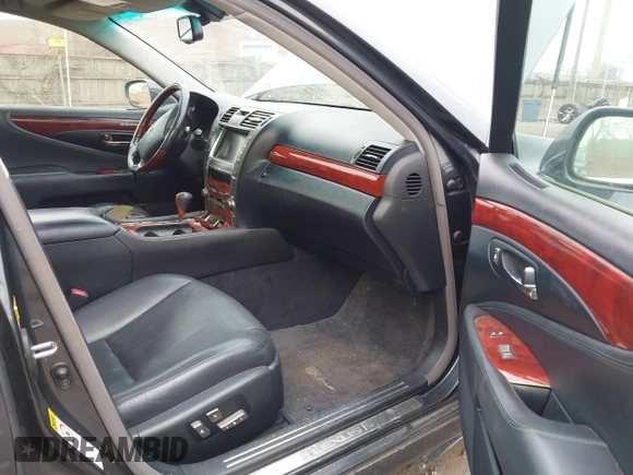 2007 Lexus LS 460 with VIN JTHBL46F975032735, listed as a IAAI auction lot 41952569 with 177,038 mi miles. Bid and sale history available at carsss.com. Image 5.