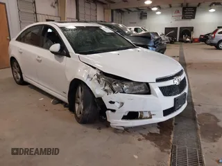 2014 Chevrolet Cruze 2LT z VIN 1G1PE5SB0E7110047, wystawiony jako IAAI lot #41040697 z przebiegiem 204 861 mil mil oraz . Historia ofert i sprzedaży dostępna na DreamBid. Obrazek 1.