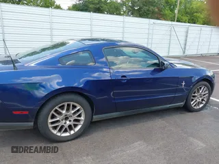 2012 Ford Mustang Premium z VIN 1ZVBP8AM1C5257581, wystawiony jako IAAI lot #42546982 z przebiegiem 282 995 mil mil oraz . Historia ofert i sprzedaży dostępna na DreamBid. Obrazek 1.