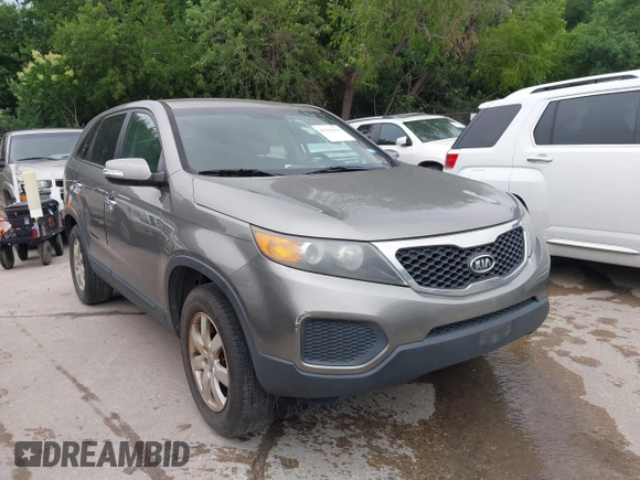 2012 Kia Sorento LX z VIN 5XYKT3A17CG295038, wystawiony jako IAAI lot #42294463 z przebiegiem 185 089 mil mil oraz . Historia ofert i sprzedaży dostępna na DreamBid. Obrazek 1.