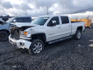 2018 GMC Sierra 3500HD Denali z VIN 1GT42YEY2JF212793, wystawiony jako Copart lot #81309304 z przebiegiem 131 522 mil mil oraz Szkody całkowita. Historia ofert i sprzedaży dostępna na DreamBid. Obrazek 1.