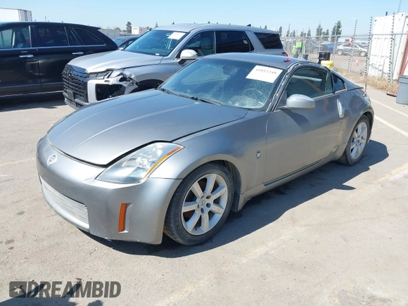 2005 Nissan 350Z 35th Anniversary Edition z VIN JN1AZ34D15M608766, wystawiony jako IAAI lot #41852248 z przebiegiem 261 809 mil mil oraz . Historia ofert i sprzedaży dostępna na DreamBid. Obrazek 2.