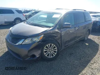 2011 Toyota Sienna XLE AAS z VIN 5TDYK3DC9BS133603, wystawiony jako IAAI lot #42218111 z przebiegiem 227 329 mil mil oraz . Historia ofert i sprzedaży dostępna na DreamBid. Obrazek 2.