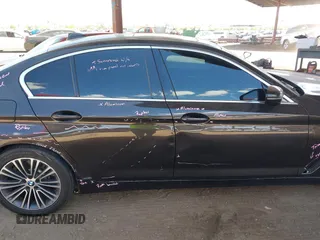 2019 BMW 5 Series 530i z VIN WBAJA5C52KWW20562, wystawiony jako IAAI lot #42075298 z przebiegiem Nie podano mil oraz . Historia ofert i sprzedaży dostępna na DreamBid. Obrazek 17.