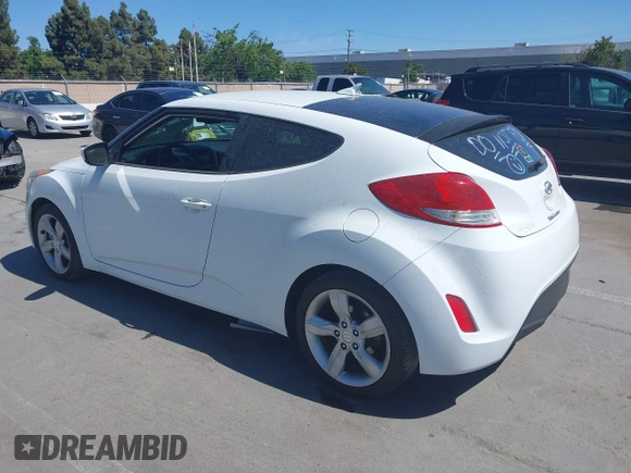 2013 Hyundai Veloster w/Black Int z VIN KMHTC6AD5DU160412, wystawiony jako IAAI lot #42202550 z przebiegiem 131 520 mil mil oraz . Historia ofert i sprzedaży dostępna na DreamBid. Obrazek 3.