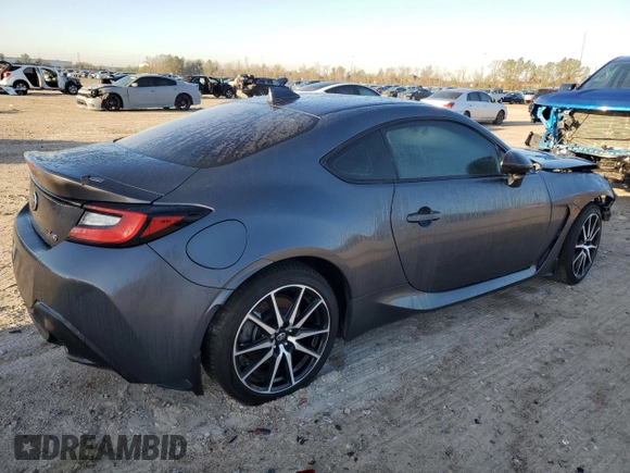 2023 Toyota 86 z VIN JF1ZNBB11P9765420, wystawiony jako Copart lot #48725015 z przebiegiem 12 979 mil mil oraz Szkoda całkowita • Salvage title. Historia ofert i sprzedaży dostępna na DreamBid. Obrazek 3.