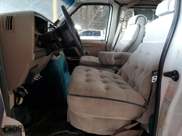 1992 Ford Econoline Cargo z VIN 1FDEE14H7NHA94279, wystawiony jako Copart lot #82831194 z przebiegiem Nie podano mil oraz Czysty tytuł • Clean title. Historia ofert i sprzedaży dostępna na DreamBid. Obrazek 7.