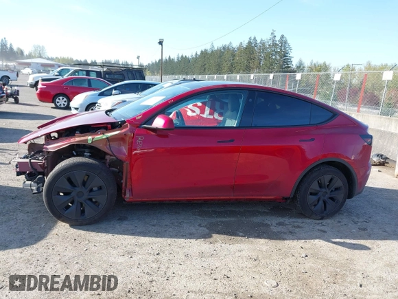 2024 Tesla Model Y Long Range with VIN 7SAYGDEE9RF199805, listed as a IAAI auction lot 42018221 with 7,359 mi miles. Bid and sale history available at carsss.com. Image 15.